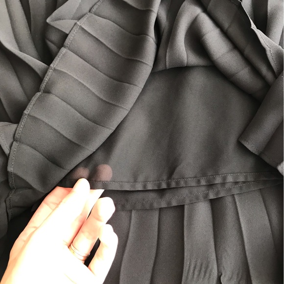 Babaton Aritzia mini skirt black great condition pleated - Picture 4 of 8